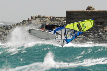 Espectacular pirueta del ‘windsurfista’ Josep Pons Casasnovas, durante el estreno mundialista en Gran Canaria