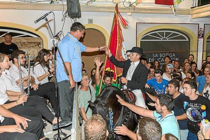 El concejal Ramón Verdú ya recogió el año pasado la bandera en el jaleo