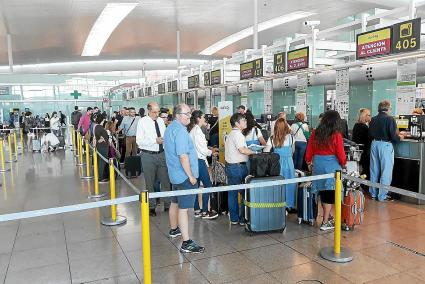 Pasajeros en espera de ser atendidos tras una cancelación el 1 de junio. Desde entonces la imagen se ha repetido