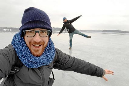 Sobre el hielo con un amigo en el pueblo de Täby, a las afueras de Estocolmo, donde también trabajó como cocinero.