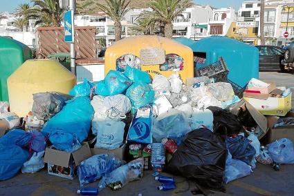 Aspecto que ofrecía el pasado domingo el entorno de los contenedores de reciclaje en la zona de Es Pla.