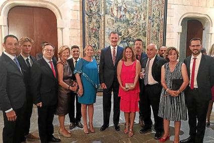 Felipe VI con la presidenta del Consell Susana Mora y varios menorquines este viernes en La Almudaina