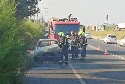 Un coche se ncendia en la carretera de Sant Lluís