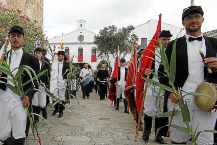 El dia de Sant Nicolau els caixers pugen amb la bandera de cada poble al santuari de la Mare de Déu del Toro.