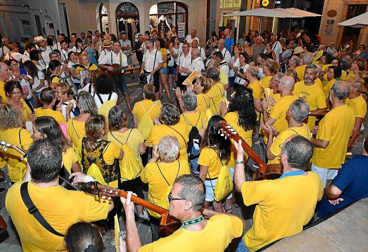 Música per amenitzar els sopars. L’ambient va ser magnífic, amb els sons de guitarra i acordió pels carrers del poble, posant la