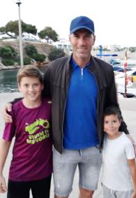 Zinedine Zidane, el domingo en Ciutadella, posando con dos niños.