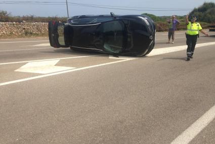 El apartoso accidente ha tenido lugar en la carretera de Sant Lluís a Alcalfar, a la altura del cruce que desvía hacia Punta Prima.