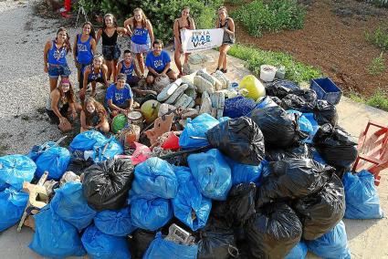 Doce voluntarios han recogido plásticos durante cinco días entre ocho y nueve horas