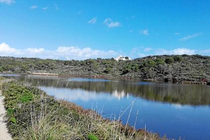 Vista de la casa de Mongofra Nou desde el enclave natural de las salinas de Addaia.