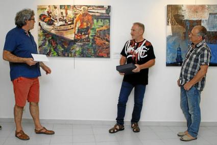 El concejal Josep Cardona, el ganador José Luis Mendoza, y el alcalde Josep Carreres