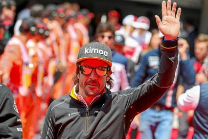 Fernando Alonso saluda con el brazo alzado en el preámbulo de una carrera