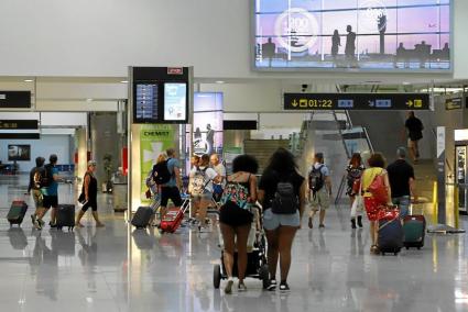 Menorca Javier Coll Aeropuerto salidas retrasos pasajeros