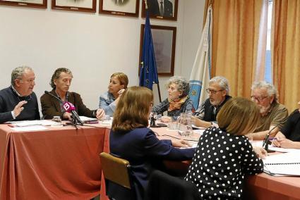 Llorenç Carretero, primero por la izquierda. durante el pleno de mayo ofreciendo explicaciones. En la comisión de investigación