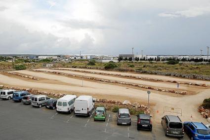 La parcela está preparada para el estacionamiento pero una valla sigue impidiendo el acceso