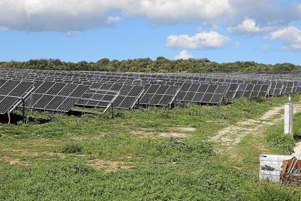 Imagen de uno de los tres únicos parques fotovoltaicos de Menorca, en Binissafúller