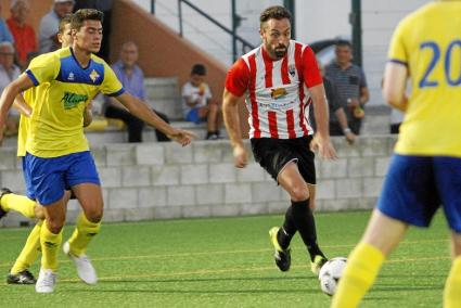 Rubén Carreras conduce el balón durante un encuentro de pretemporada disputado frente al Atlético Villacarlos