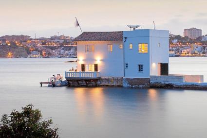 El edificio Venecia, convertido desde hace tres años en sala de exposiciones y local de copas