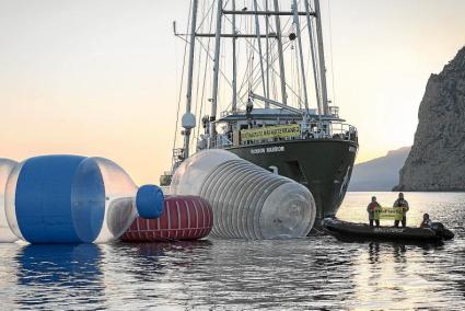 Imagen de archivo de una acción de Greenpeace en aguas de Balears contra la contaminación con plásticos del Mar Mediterráneo