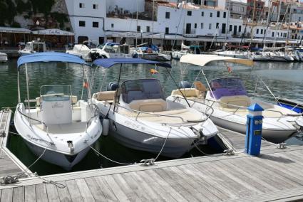 Embarcaciones de un negocio de alquiler en el puerto de Ciutadella. En agosto el cliente es más el turismo de familias.