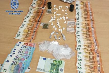 Imagen de las papelinas de cocaína, marihuana y otra sustencias intervenidas al detenido.