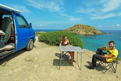 La moda de las camper. Cada vez son más los turistas que recurren a los vehículos como modo de alojamiento. En la imagen, una pa