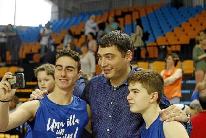 Pagès, junto a dos jóvenes aficionados, tras conseguir el ascenso el pasado mes de mayo.