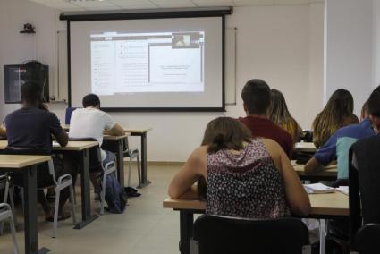 Alumnos de la Universitat de les Illes Balears (UIB) en sus primeras clases ayer en un aula de la sede de la extensión universit