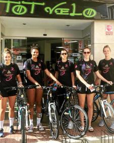 Pons, Neto, Noelia, Müller y Hruska, con sus nuevas bicicletas para moverse por Ciutadella