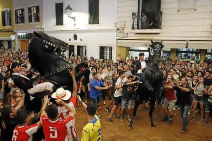 La meteorología retrasó una hora el incio del jaleo de Sant Nicolau, pero no impidió que la fiesta se celebrara con alegría y pa