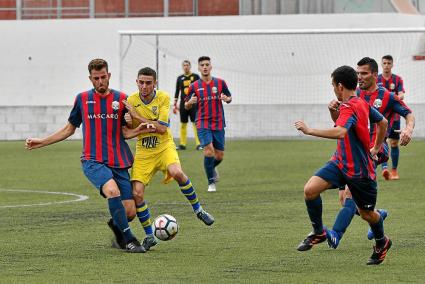 Xavi progresando ante el defensa local Jesús.