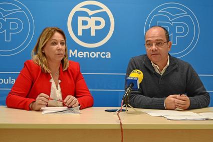 Águeda Reynés y Simón Gornés, concejales del PP de Maó en una reciente rueda de prensa