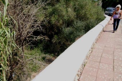 A la izquierda de la imagen, lugar donde el turista se precipitó en la carretera de la playa de Cala en Porter