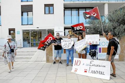 Un grupo de trabajadores, con el apoyo de CGT, protestaron este viernes frente al establecimiento