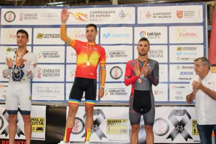 Albert Torres, con la medalla de plata en la Persecución Individual, junto a Sebastián Mora, el oro