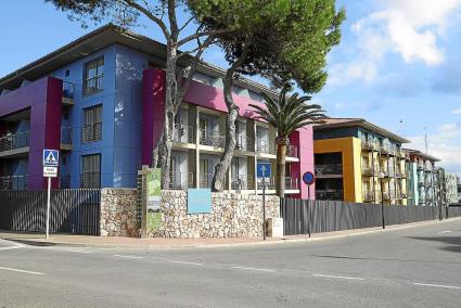 Vista del hotel antes denominado Barceló Pueblo y ahora Occidental Menorca, en Punta Prima