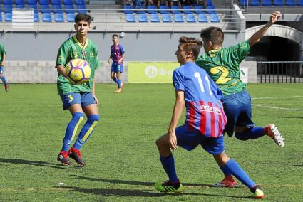 El Menorca ganó a la Unión; en la imagen, el local José Castilla y el visitante Ángel Benejam pugnan por el balón en un lance de