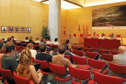 ‘Tan senzill com ser natural’. Es el mensaje que presidió la sala de plenos durante la presentación pública del plan. En el estr