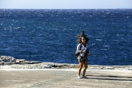 Una mujer, en la costa de Ciutadella, este martes.