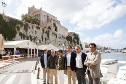 Xavier Ramis, Pedro Puigdengoles, Marc Pons, Joana Gomila y José Bosch, ayer en el puerto de Ciutadella .