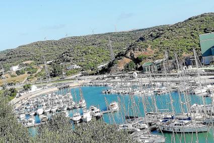 El actual pantalán, el más próximo al Cós Nou, se prolonga hasta prácticamente el puente de la Colársega, para alcanzar los 140 metros de longitud. Se reordena este punto concreto para habilitar 159 amarres, unos 55 más de los que hay en estos momentos.