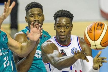 Cerca. Matalí y Fitz White presionan al jugador del Alicante Cheick Conde. El Hestia se quedó cerca de la victoria en la Costa B