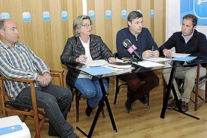 Diego Pons (izquierda), junto a los concejales Asunción Pons, Joan Benejam y Joan Carrasco.