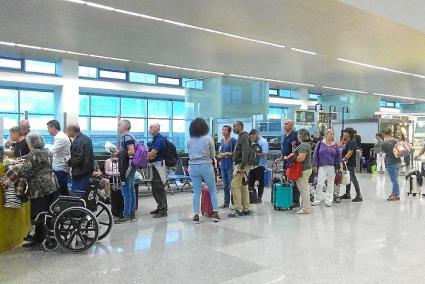 Cola de pasajeros afectados por las cancelaciones del martes ante el mostrador de Iberia