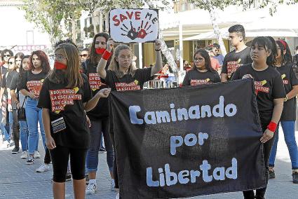 Silenci reivindicatiu. Els participants, vestits de negre, durant el seu recorregut ahir matí pels carrers del centre de Maó