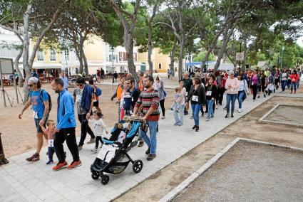 La plaça des Pins va ser punt de sortida i arribada de la caminada, i on després es van fer sortejos per als participants