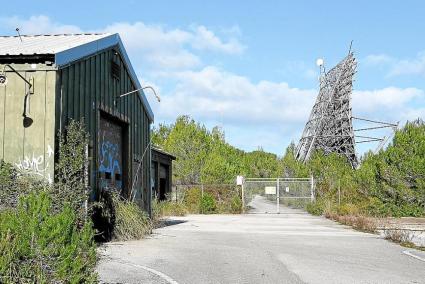 El estado de abandono de las antiguas instalaciones militares de S’Enclusa va a más.