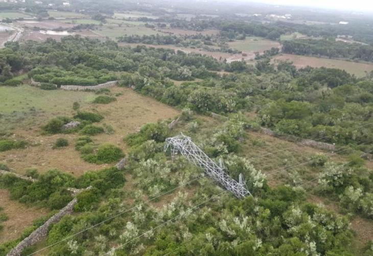 Una de las torres eléctricas caídas