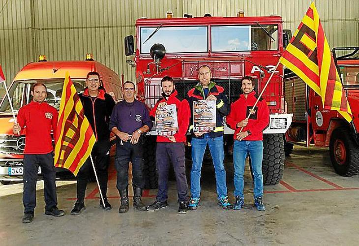 Bomberos de los parques de Ciutadella y Maó se sumaron este martes simbólicamente desde de sus sedes a la manifestación