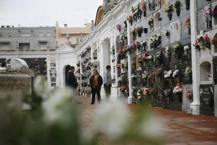 Los camposantos de lña Isla recibieron numerosas visitas a lo largo de toda la jornada paran honrar a sus familiares con flores