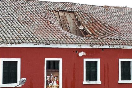 Así ha quedado el tejado del cuartel de Duque de Crillón.